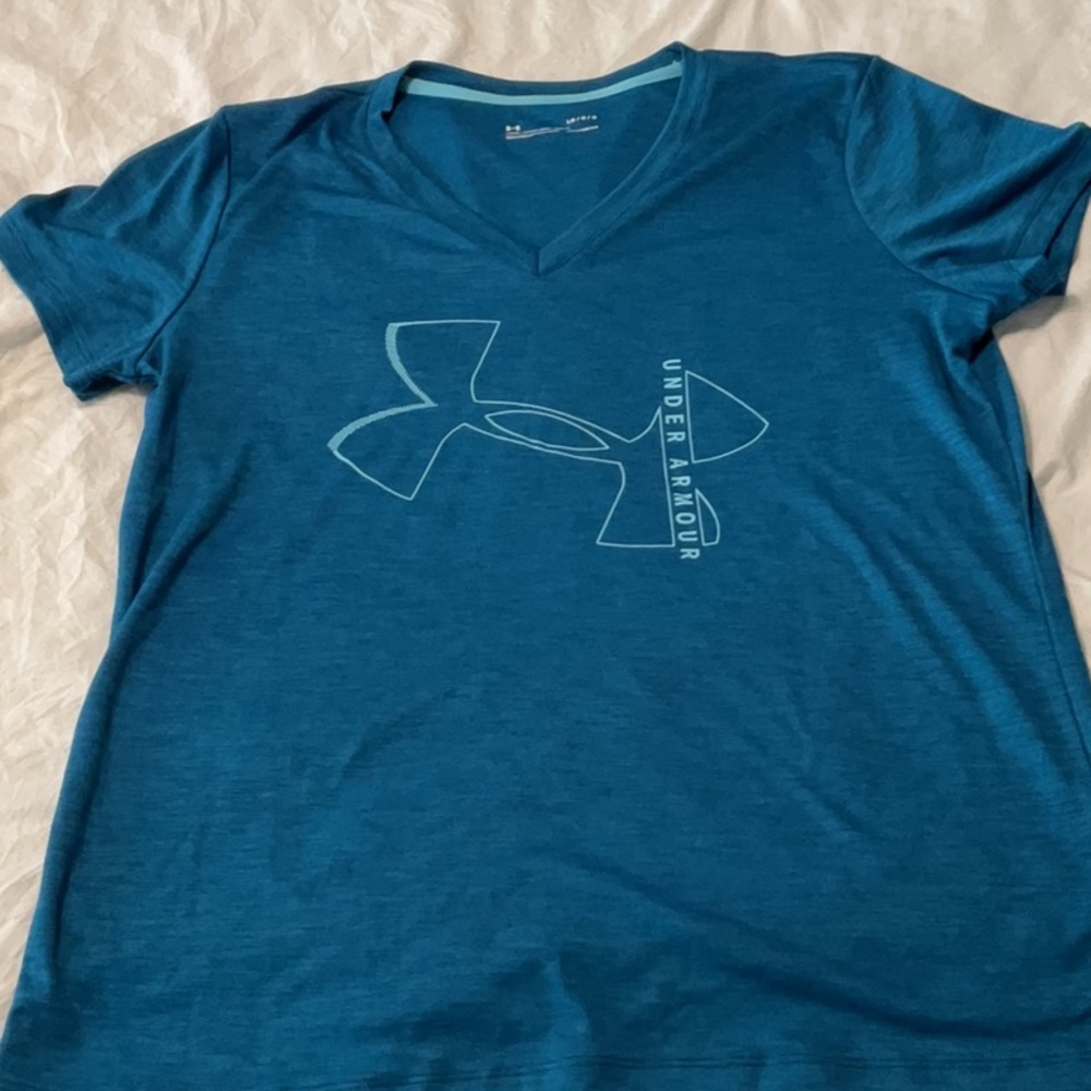 Women’s under armour v neck tshirt